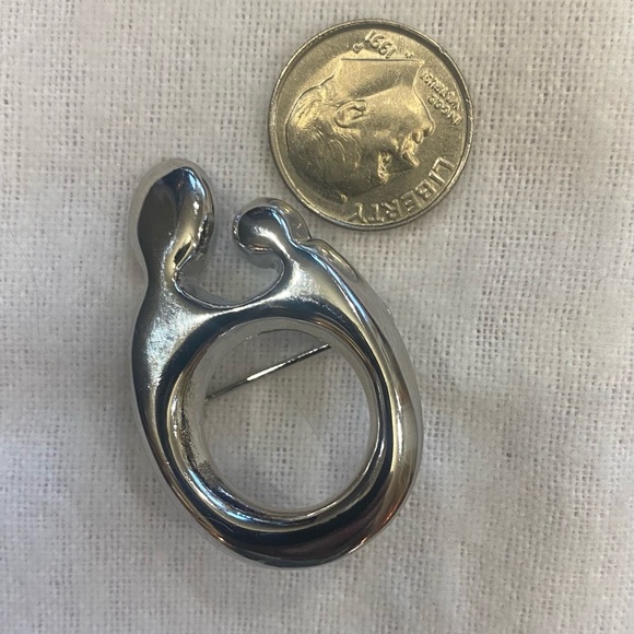 Silver fashion mother and child pin - Picture 3 of 3